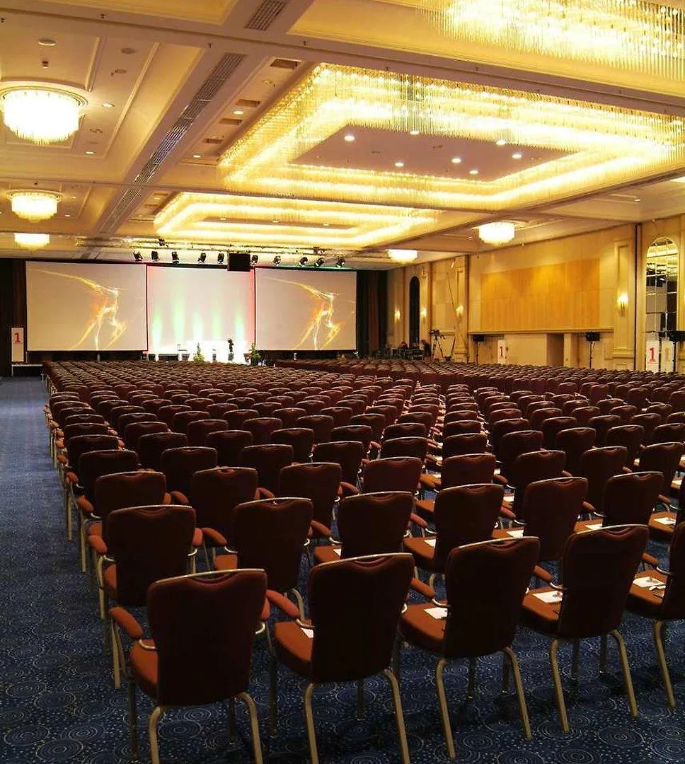 Отель Hilton Duesseldorf Дюссельдорф